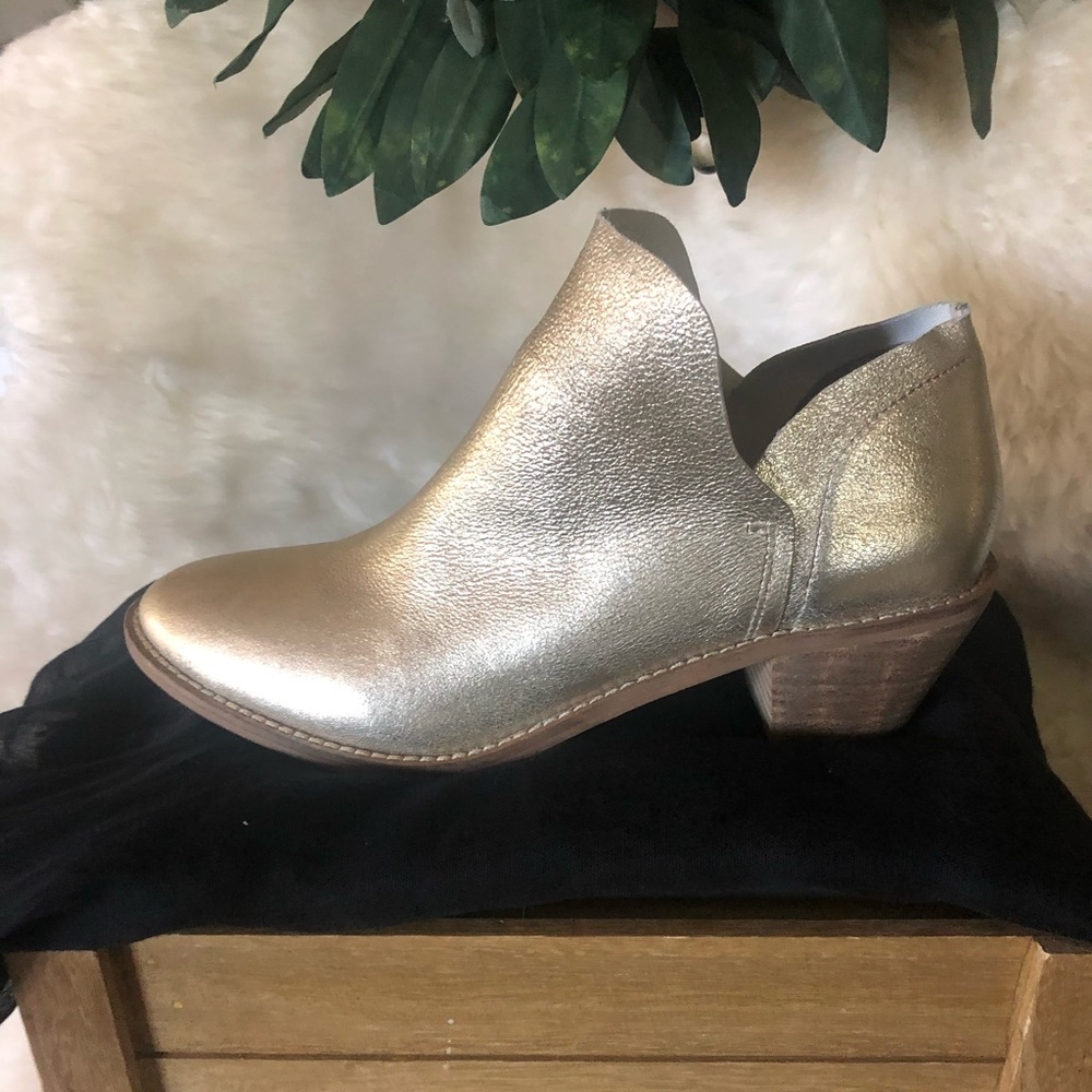 Kelsi Dagger Gold Metallic bootie sz 8.5